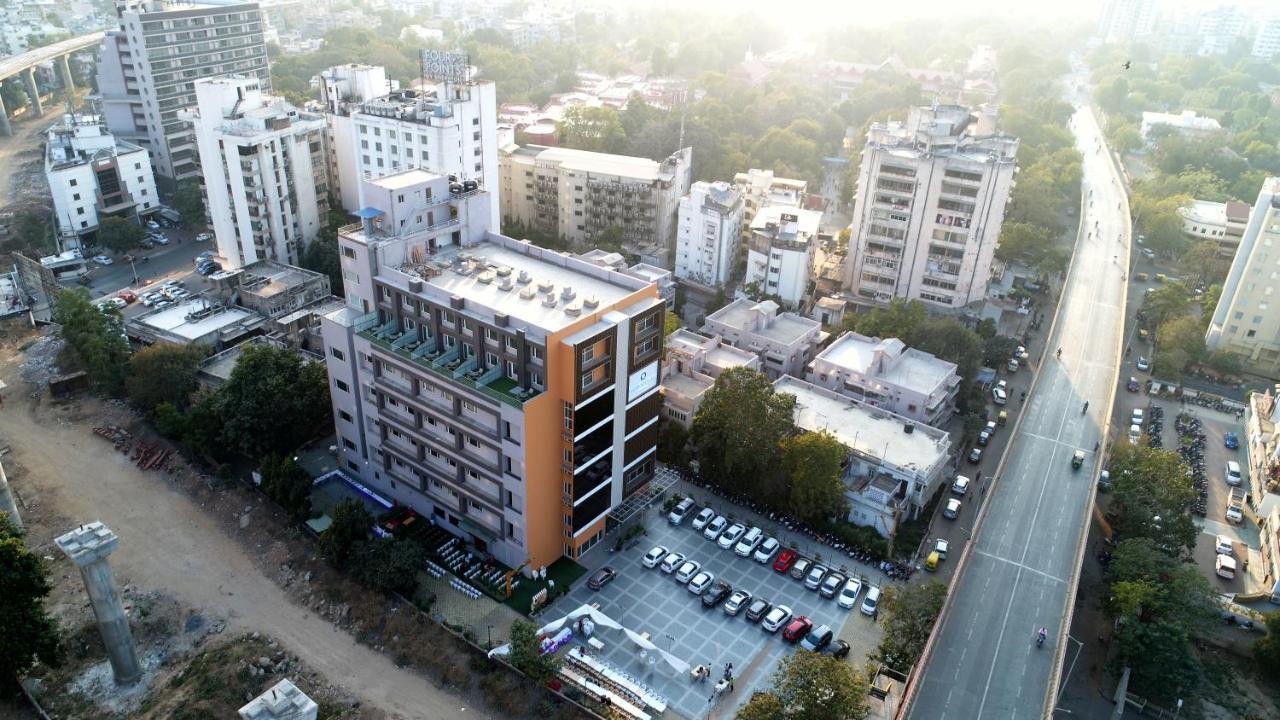 Apricot Hotel , Ахмедабад Экстерьер фото