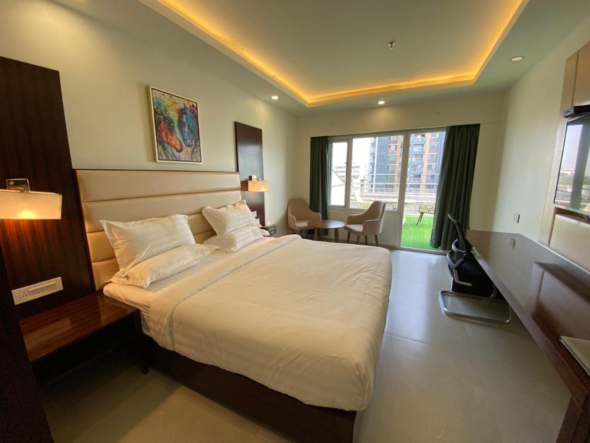 Apricot Hotel , Ахмедабад Экстерьер фото