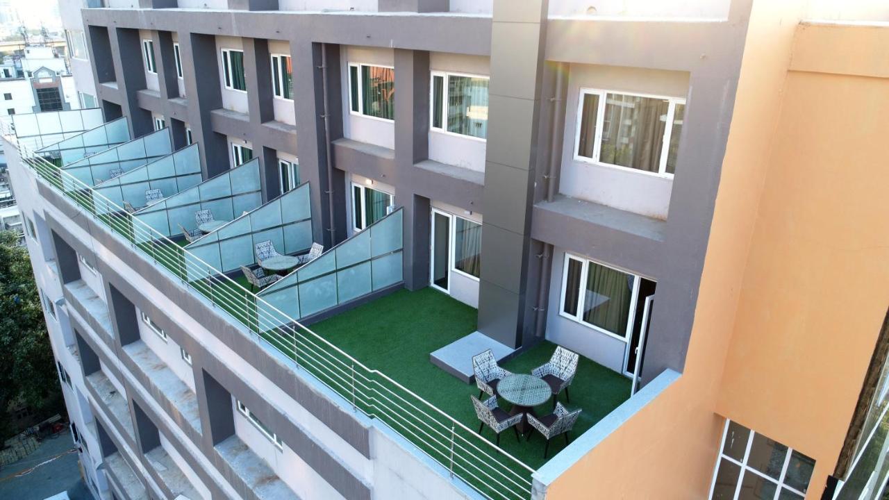 Apricot Hotel , Ахмедабад Экстерьер фото