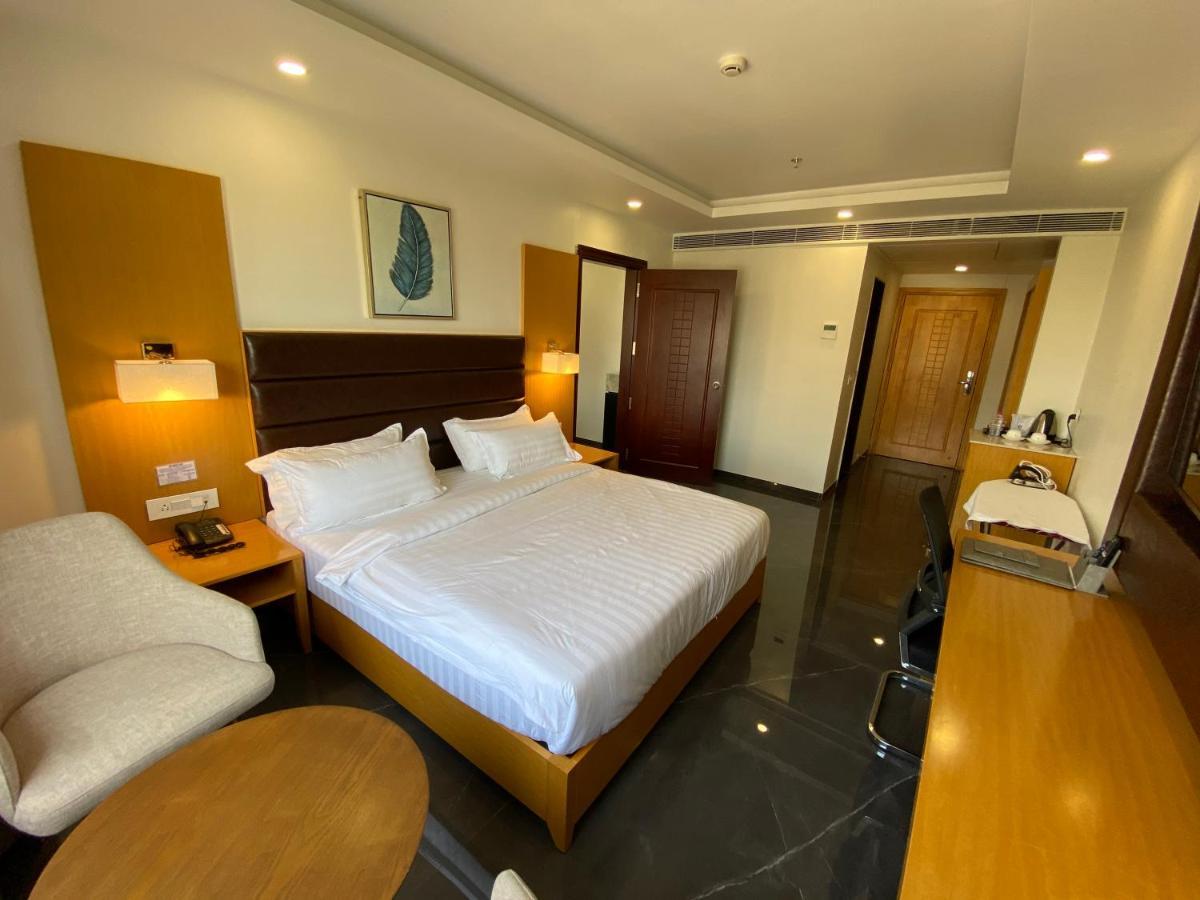 Apricot Hotel , Ахмедабад Экстерьер фото