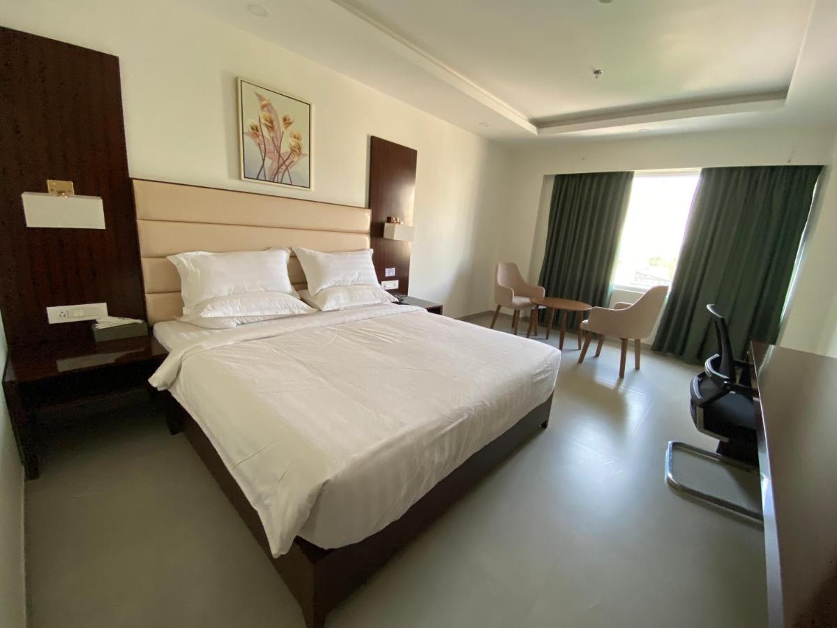 Apricot Hotel , Ахмедабад Экстерьер фото