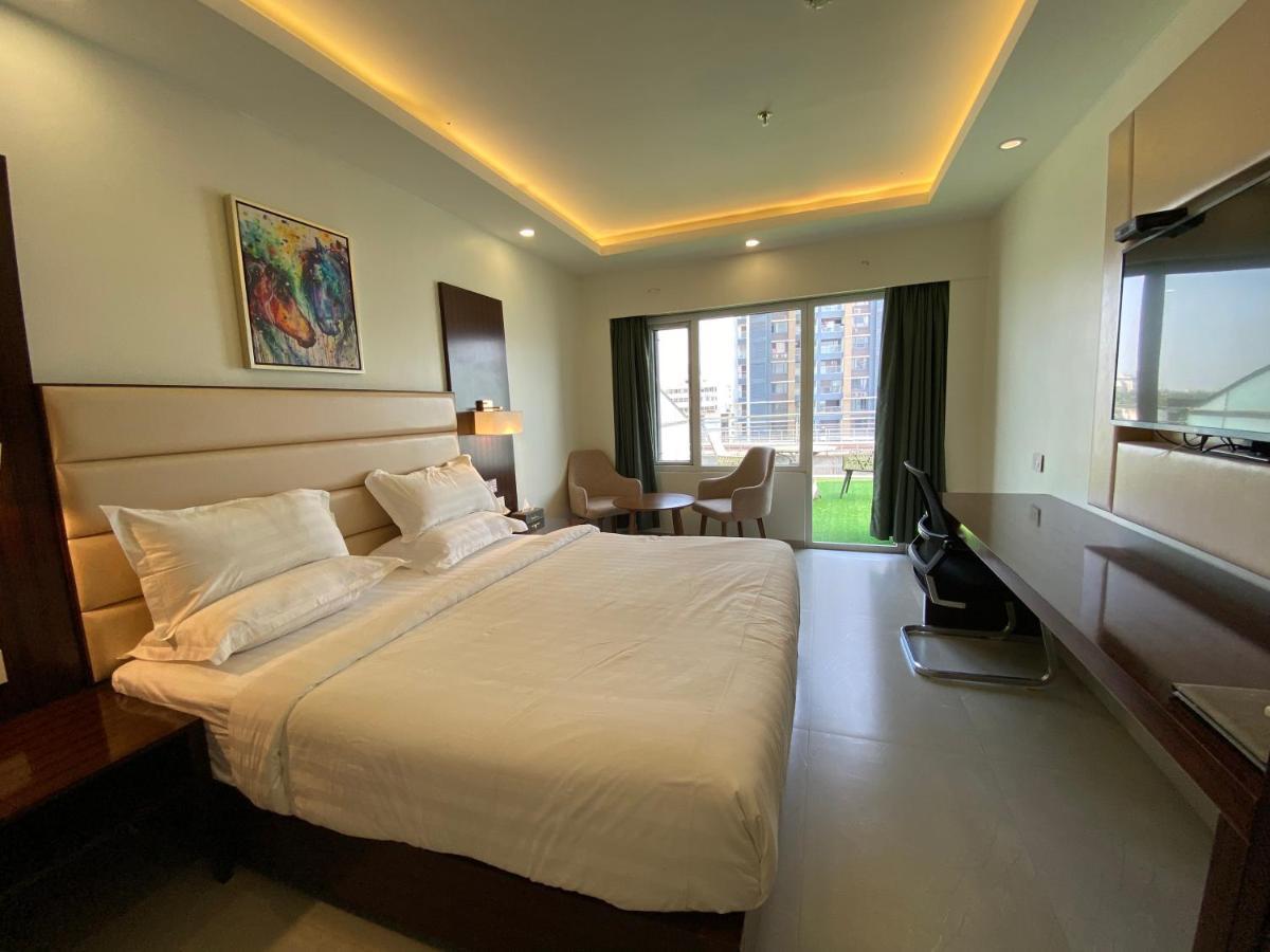 Apricot Hotel , Ахмедабад Экстерьер фото