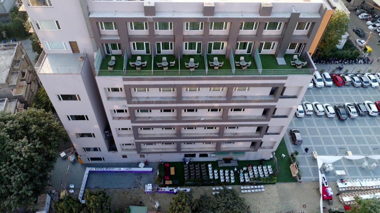Apricot Hotel , Ахмедабад Экстерьер фото