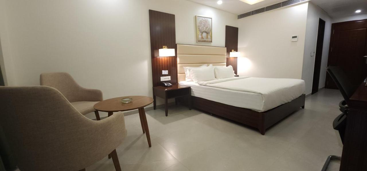 Apricot Hotel , Ахмедабад Экстерьер фото