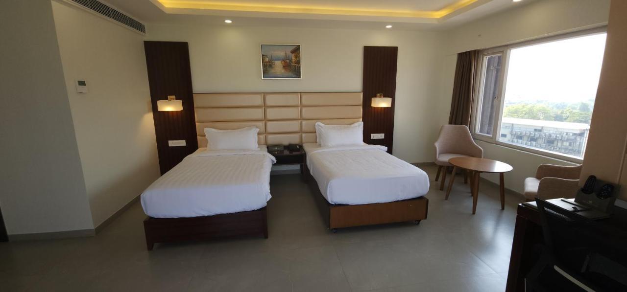 Apricot Hotel , Ахмедабад Экстерьер фото