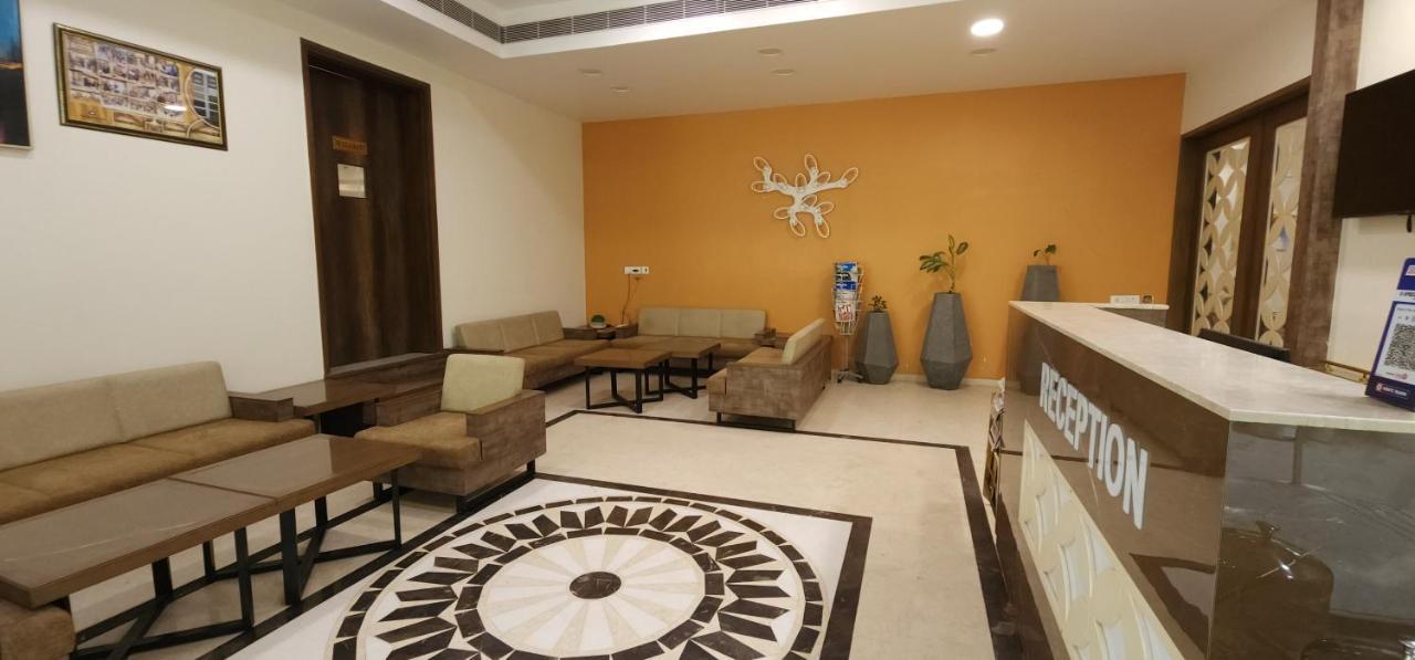 Apricot Hotel , Ахмедабад Экстерьер фото