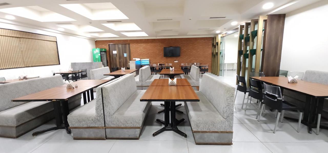 Apricot Hotel , Ахмедабад Экстерьер фото