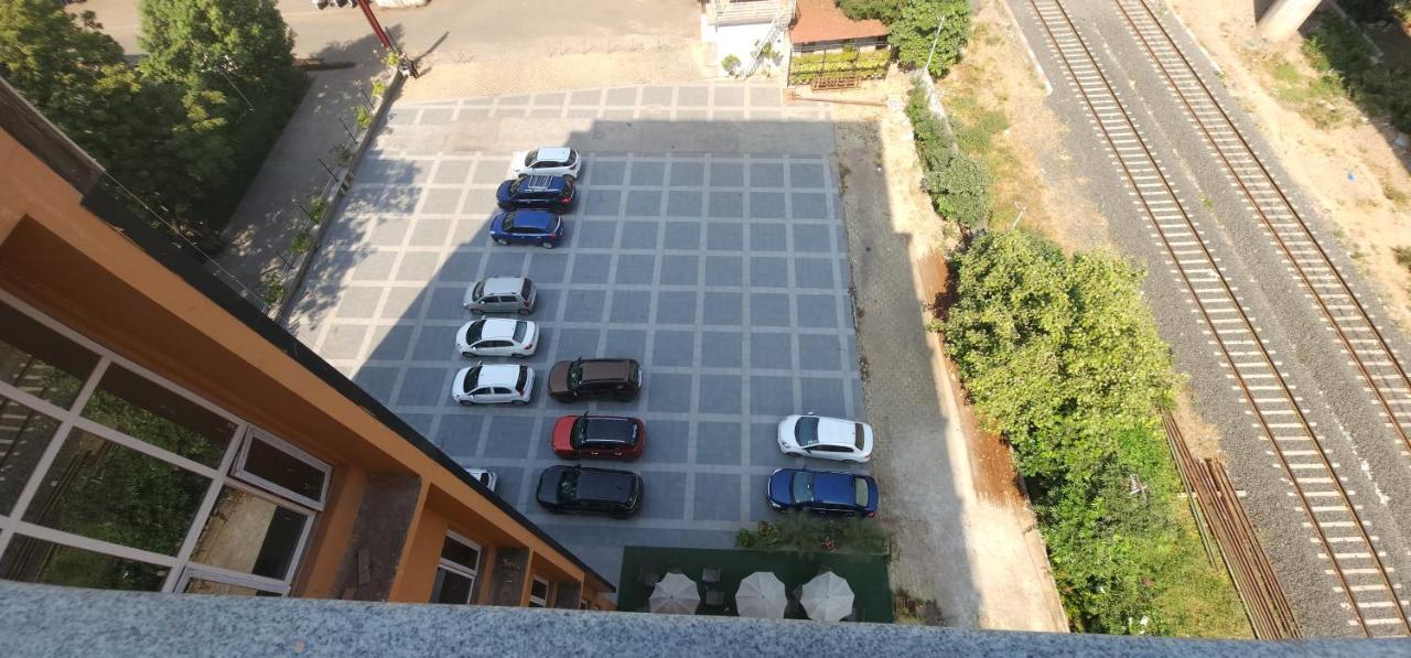 Apricot Hotel , Ахмедабад Экстерьер фото