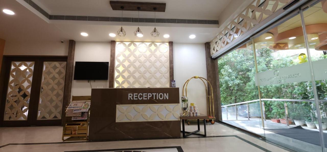 Apricot Hotel , Ахмедабад Экстерьер фото