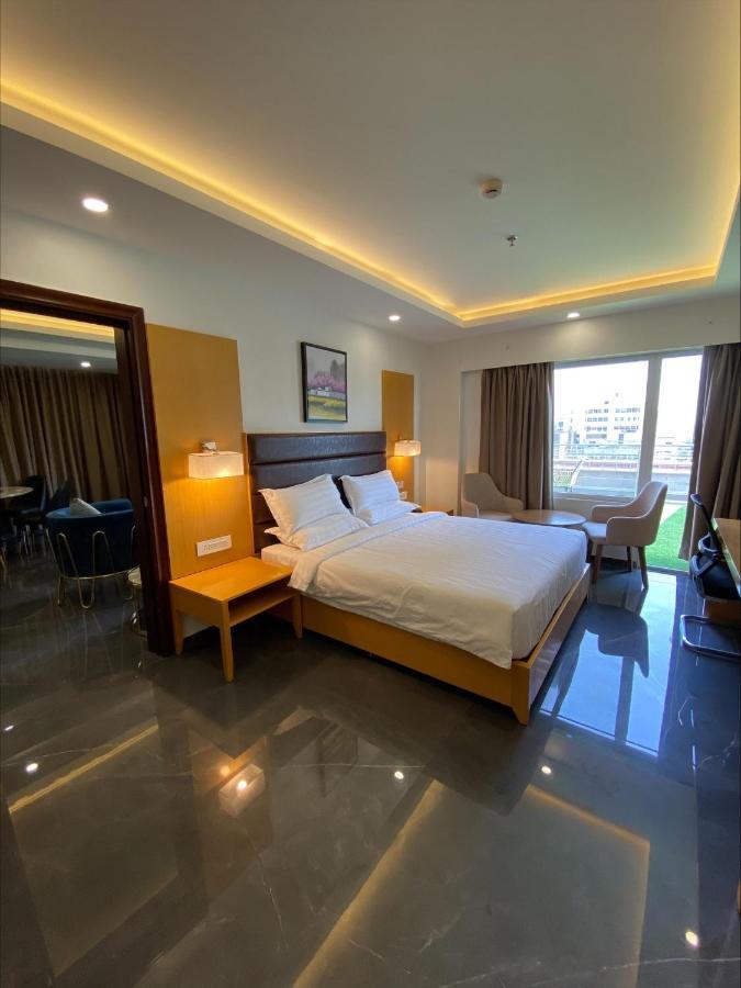 Apricot Hotel , Ахмедабад Экстерьер фото